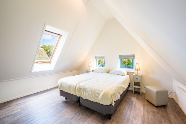 Slaapkamer - Vakantiehuis op Texel met ruime tuin in De Koog (5)