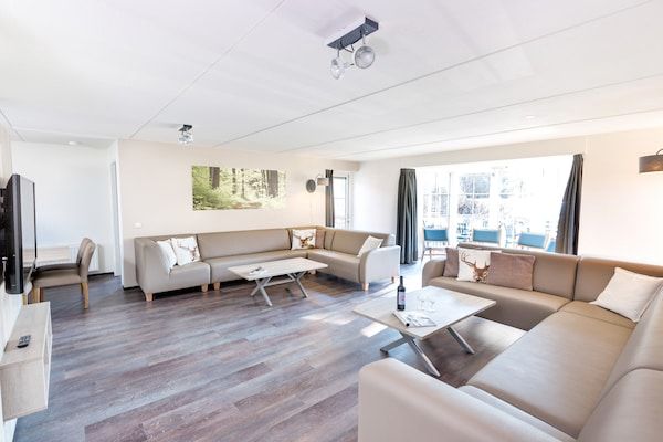 Woonkamer - Villa bij Breda en Biesbosch Park in Oosterhout (2)