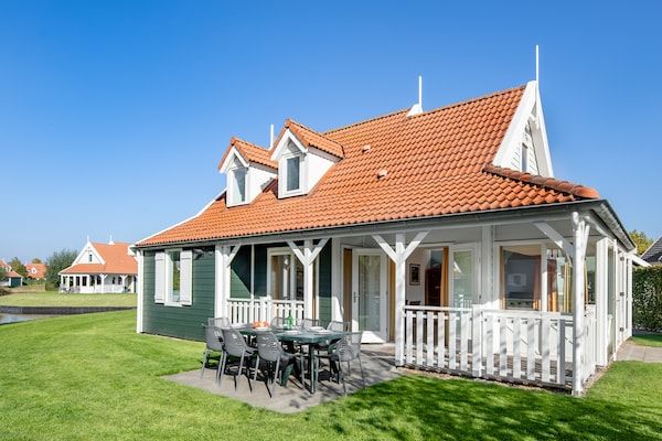 Buitenkant - Villa in Aquadelta met Tuinterras in Bruinisse (1)
