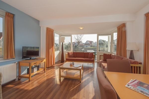 Woonkamer - Villa in Aquadelta met Tuinterras in Bruinisse (4)