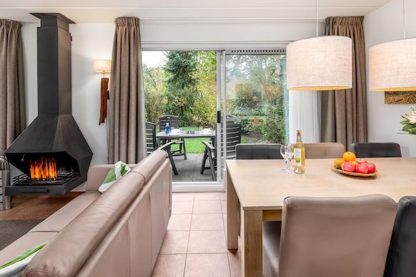 Woonkamer - Charmant gerenoveerd huis met open haard in Hoogersmilde (4)