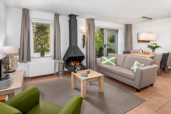 Woonkamer - Charmant gerenoveerd huis met open haard in Hoogersmilde (3)