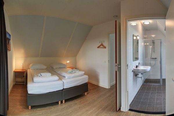 Slaapkamer - Villa Oesterdam Deluxe | 6 personen in Tholen (3)
