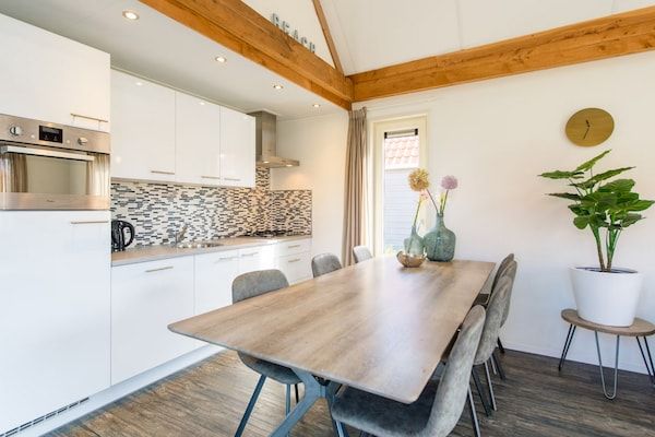 Keuken - Nieuwe bungalow met terras in Hollum (3)