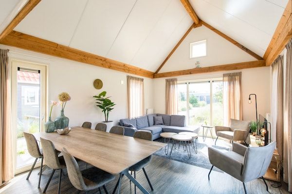 Eetkamer - Nieuwe bungalow met terras in Hollum (2)