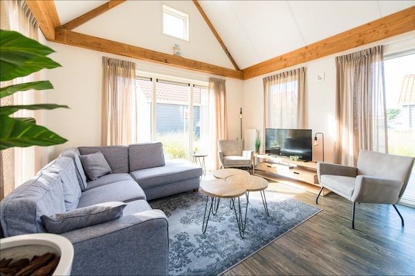 Woonkamer - Nieuwe bungalow met terras in Hollum (1)