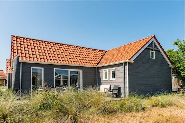 Buitenkant - Nieuwe bungalow met terras in Hollum (5)
