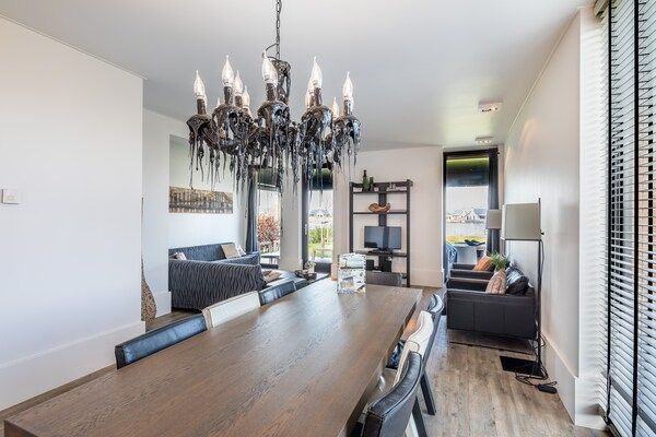 Woonkamer - Villa OesterdamComfort | 8 personen in Tholen (4)