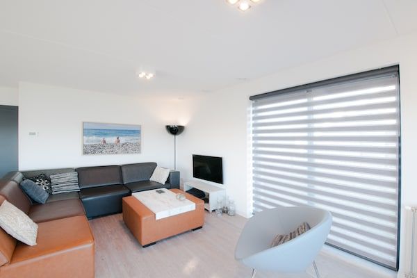 Woonkamer - Villa Oosterdam | Geschikt voor 10 personen in Tholen (2)