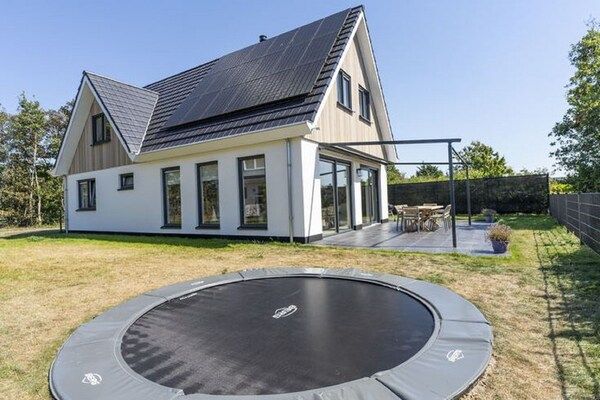 Buitenkant - Villa op Texel bij Bos & Fietspaden in De Koog Texel (2)