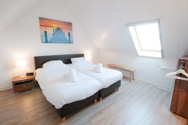 Slaapkamer - Villa Oesterdam Wellness | 6 personen in Tholen (4)