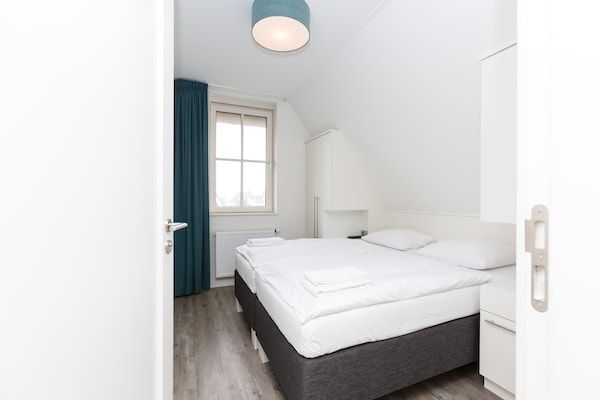 Slaapkamer - Friesland Villa met Open Haard in Delfstrahuizen (4)
