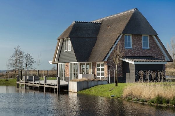 Buitenkant - Friesland Villa met Open Haard in Delfstrahuizen (1)
