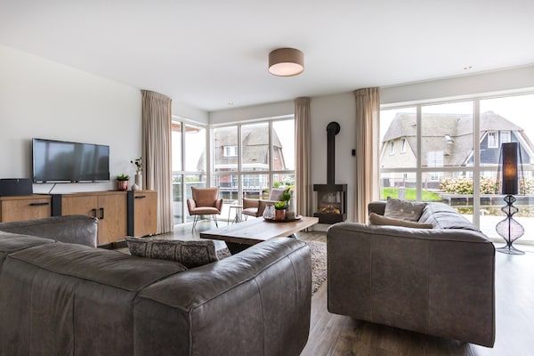 Woonkamer - Friesland Villa met Open Haard in Delfstrahuizen (2)