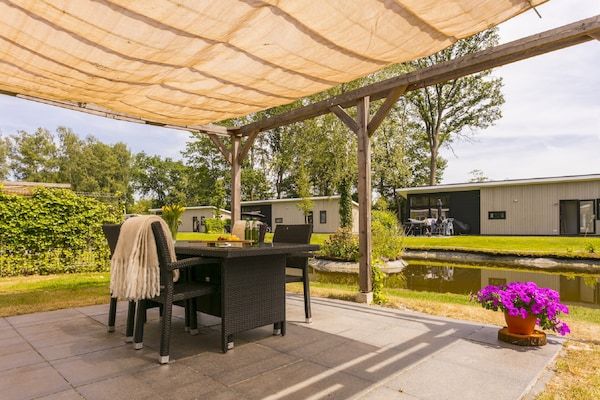 Terras - Zonovergoten chalet bij de vijver in Lochem (5)
