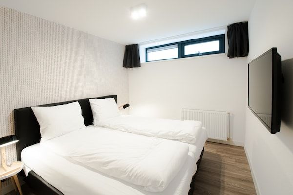 Slaapkamer - Villa Oesterdam Wellness | 16 personen in Tholen (3)