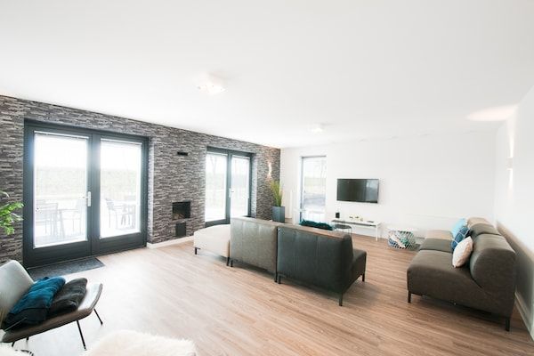 Woonkamer - Villa Oesterdam Wellness | 16 personen in Tholen (2)