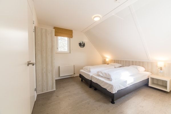 Slaapkamer - Sauna, tuin en binnenzwembad in Maastricht (1)