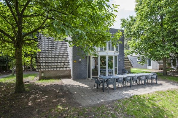 Woonkamer - Villa bij De Biesbosch & Breda in Oosterhout (3)