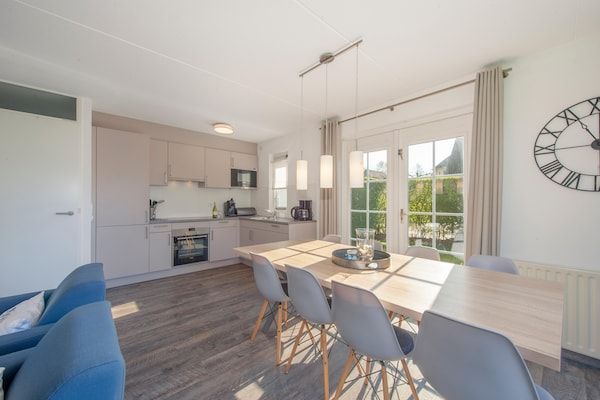 Eetkamer - Villa bij Noordzeestrand in Kamperland (3)