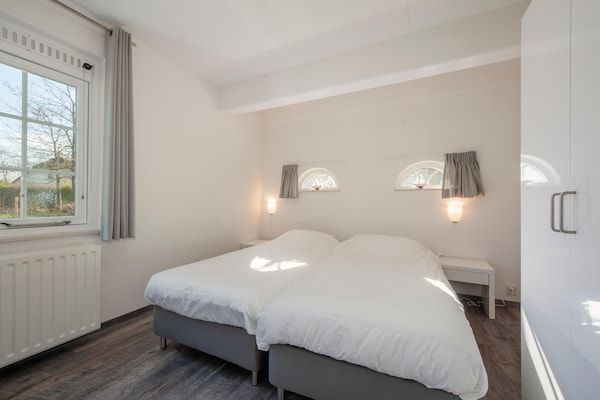 Slaapkamer - Villa bij Noordzeestrand in Kamperland (5)