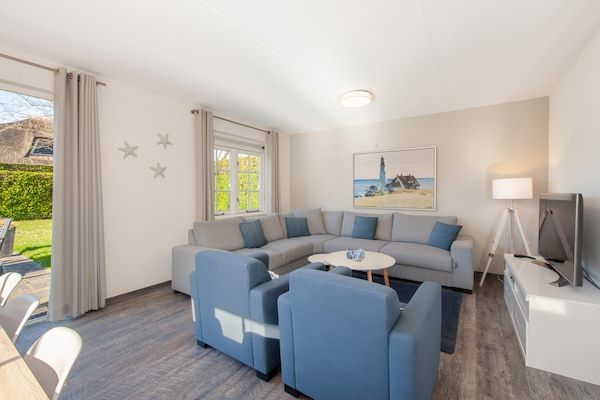 Woonkamer - Villa bij Noordzeestrand in Kamperland (2)