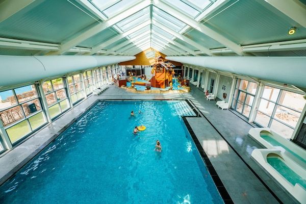 PoolOfHouse - Villa in Nederland met Uitzicht op de Haven in Maurik (2)