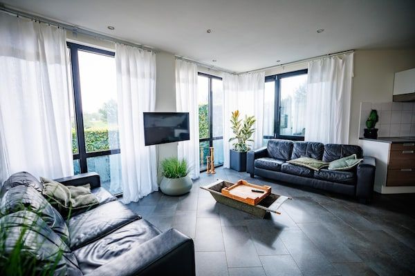 Woonkamer - Villa in Nederland met Uitzicht op de Haven in Maurik (3)