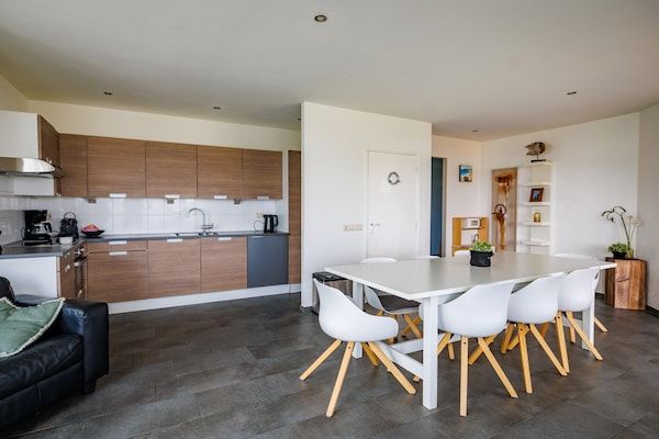 Eetkamer - Villa in Nederland met Uitzicht op de Haven in Maurik (5)