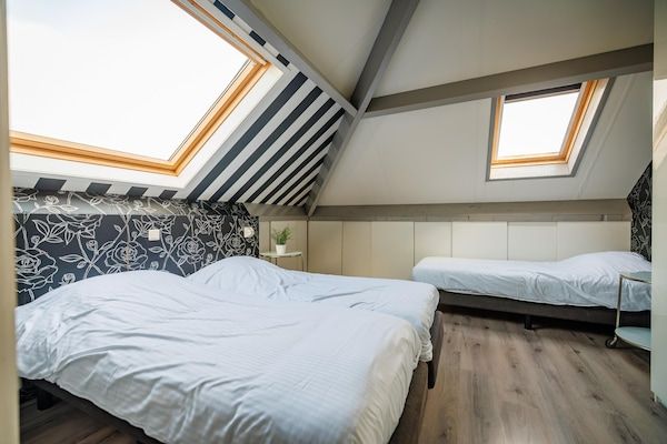 Slaapkamer - Villa in Nederland met Uitzicht op de Haven in Maurik (4)