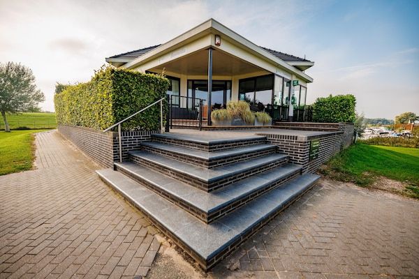 Buitenkant - Villa in Nederland met Uitzicht op de Haven in Maurik (1)