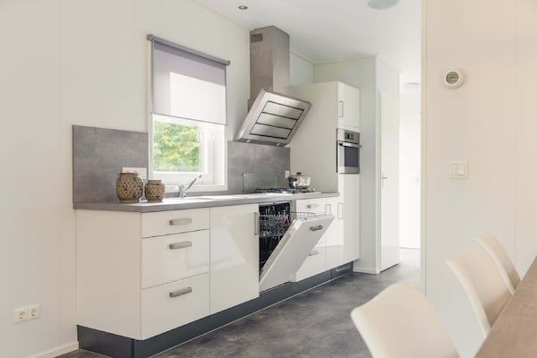 Keuken - Chalet in Nederland met ruime tuin in Rijssen (3)
