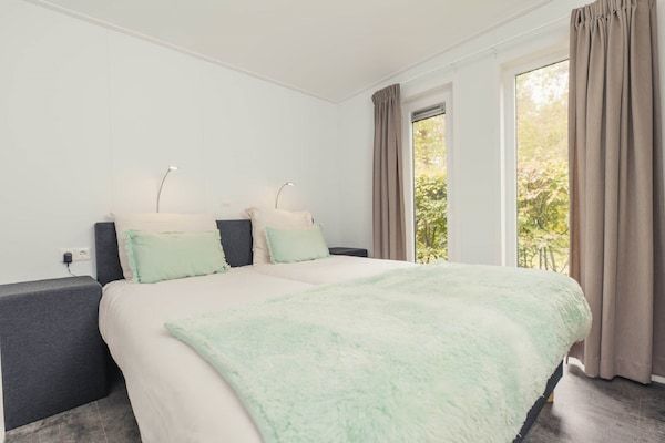 Slaapkamer - Chalet in Nederland met ruime tuin in Rijssen (4)