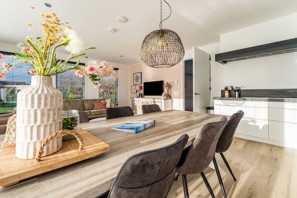 Woonkamer - Moderne villa nabij het strand van Texel in De Koog Texel (5)