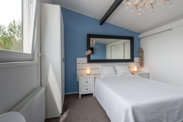 Slaapkamer - Villa bij Veerse Meer met Tuinzicht in Kamperland (5)