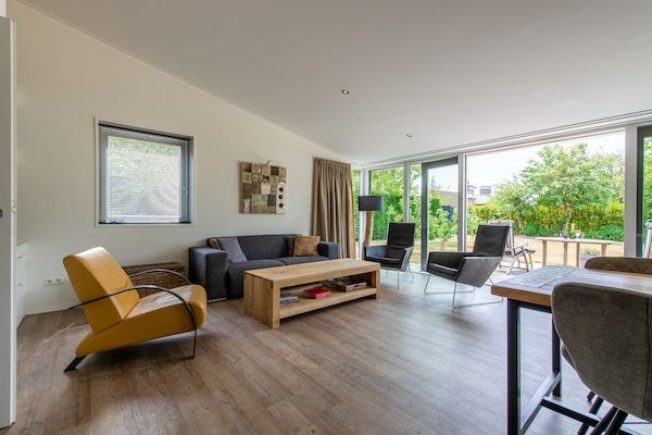 Woonkamer - Villa bij Veerse Meer met Tuinzicht in Kamperland (2)