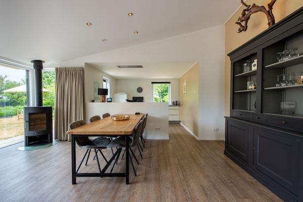 Eetkamer - Villa bij Veerse Meer met Tuinzicht in Kamperland (3)