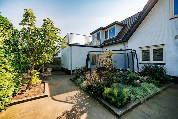 Buitenkant - Ruime villa aan het meer in Maurik (1)