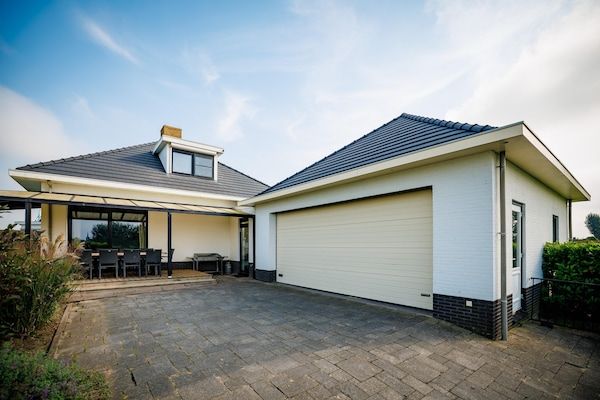 Buitenkant - Vakantiehuis bij Jachthaven met Sauna & Spelkamer in Maurik (1)