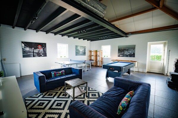 Woonkamer - Vakantiehuis bij Jachthaven met Sauna & Spelkamer in Maurik (3)