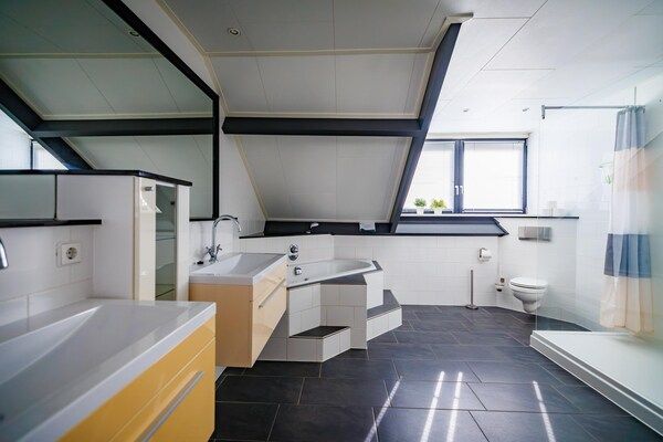Badkamer - Vakantiehuis bij Jachthaven met Sauna & Spelkamer in Maurik (5)