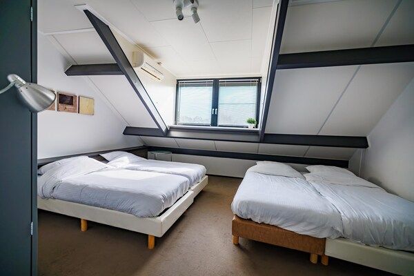 Slaapkamer - Vakantiehuis bij Jachthaven met Sauna & Spelkamer in Maurik (4)