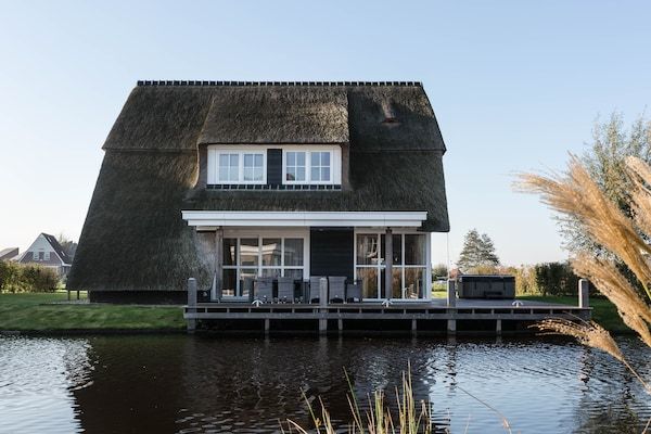 Buitenkant - Verblijf met buitenbubbelbad in Delfstrahuizen (1)