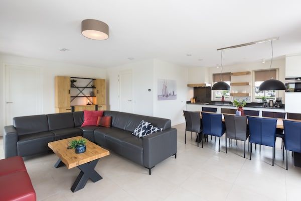 Woonkamer - Verblijf met buitenbubbelbad in Delfstrahuizen (2)