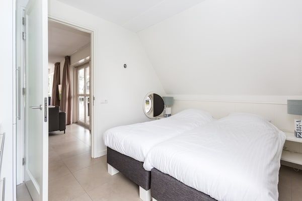 Slaapkamer - Verblijf met buitenbubbelbad in Delfstrahuizen (4)