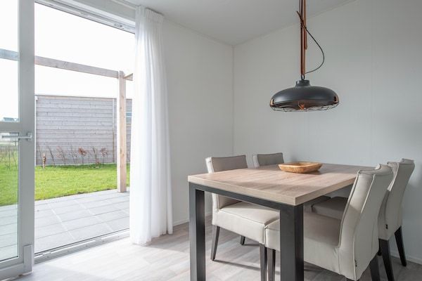 Eetkamer - Hostel in Nieuwvliet bij het Strand in Nieuwvliet-Bad (5)