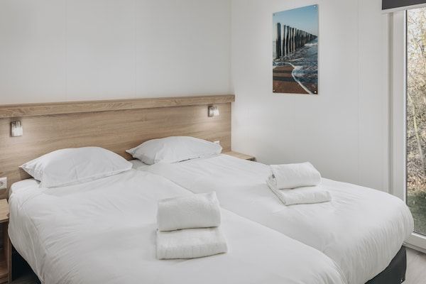 Slaapkamer - Chalet bij de kust en zandstranden in Domburg (5)