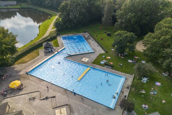 Park - Gezellig chalet met toegang tot het zwembad in Gasselternijveen (2)