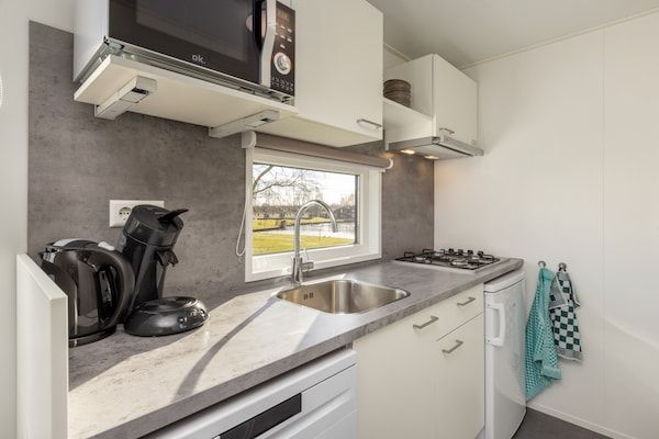 Keuken - Gezellig chalet met toegang tot het zwembad in Gasselternijveen (5)