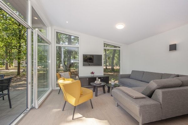Woonkamer - Lodge in Bospark 't Wolfsven met Tuin in Mierlo (2)